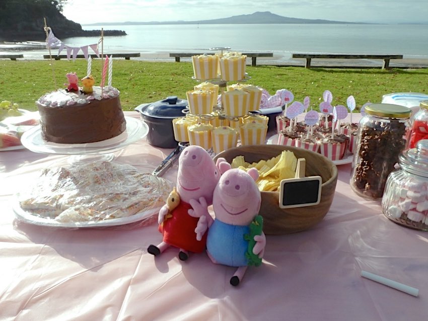 Peppa Pig party table