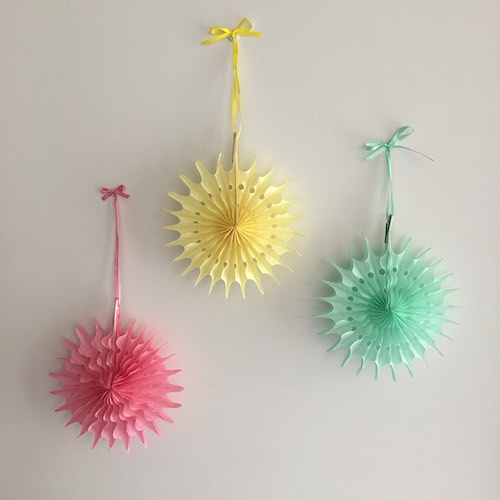 Pastel mini fan party decorations for an easy kids birthday party.